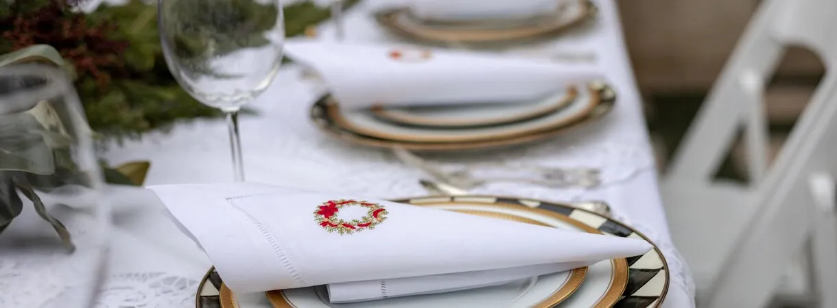 Kersttafel dekken: tafelkleed, bestek en decoratie