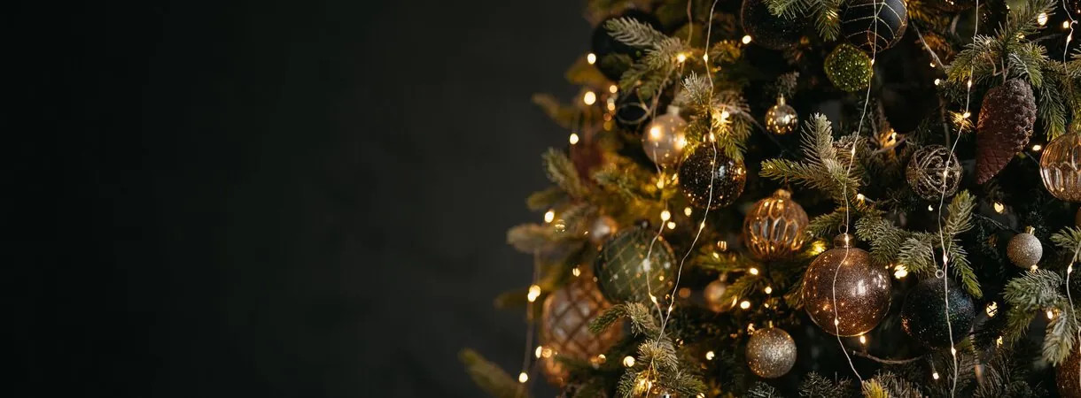 Kerstboom versieren: volgorde, aantal kerstballen en kleuren