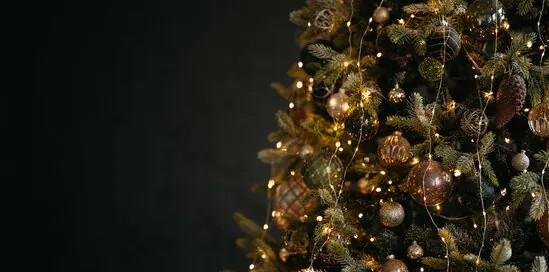 Kerstboom versieren: volgorde, aantal kerstballen en kleuren