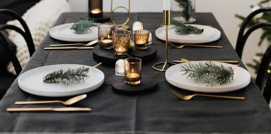 Kersttafel dekken: tafelkleed, bestek en decoratie