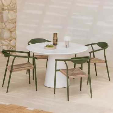 Set Ronde Tafel Ø120 Cm In Cement Noemi En 4 Stapelbare Tuinstoelen Met Armleuningen Van Aluminium En Synthetisch Rattan Marsh Wit - Sklum