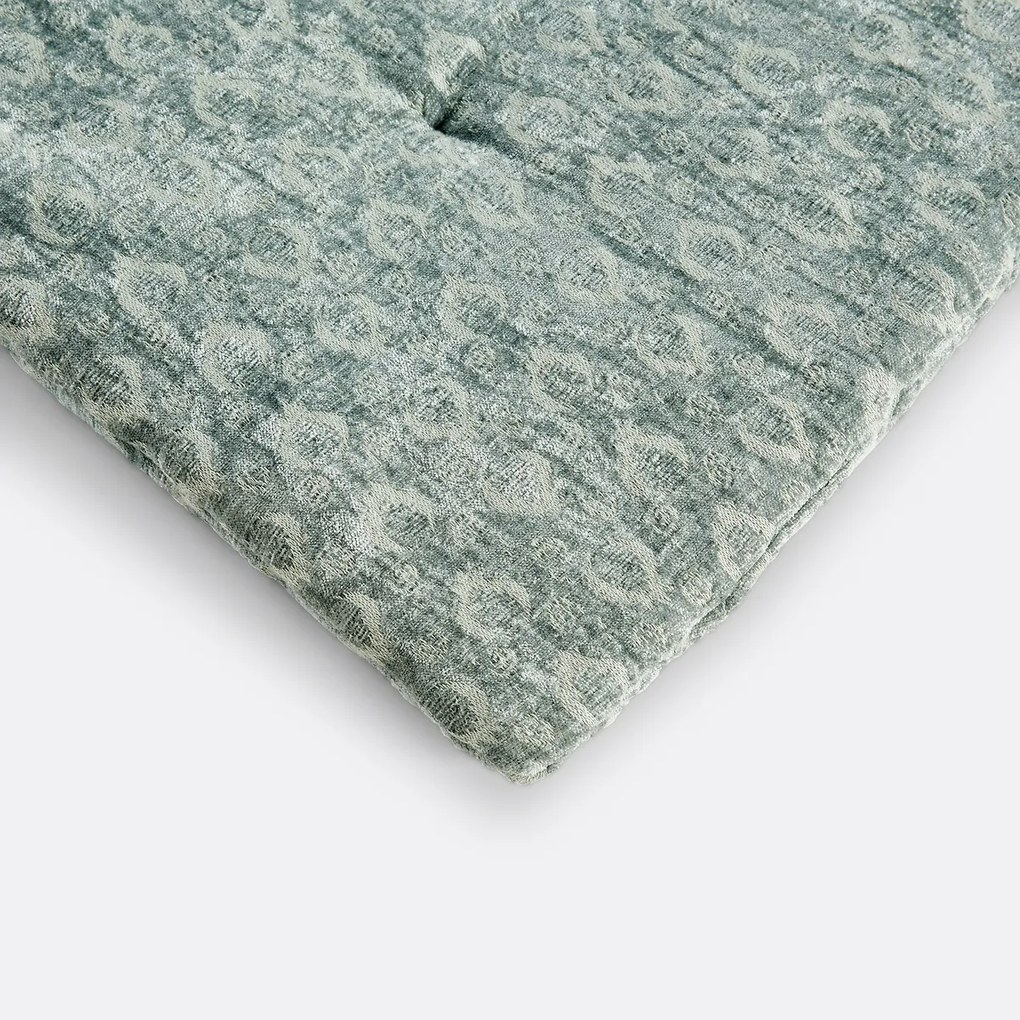 Zitmatras in fluweel, Nour