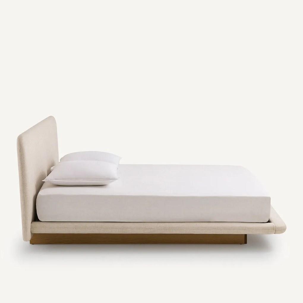 Bed met essenhouten platform en stoffen bekleding, Slice