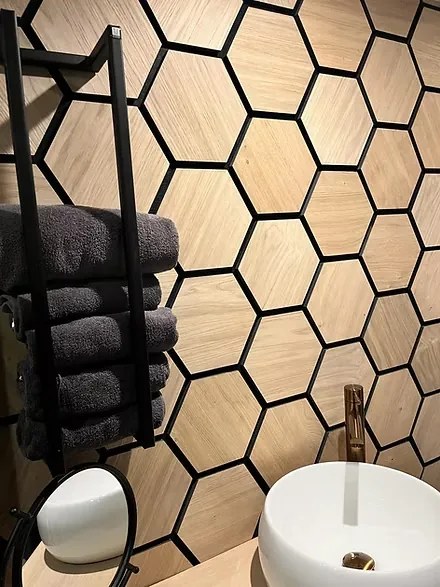 Hexagon Vilt Woodie Paneel Dark - 80 cm x 60 cm x 2 cm | 2.8 kg | Paneli akoestische wandpanelen - AKU Wandpanelen