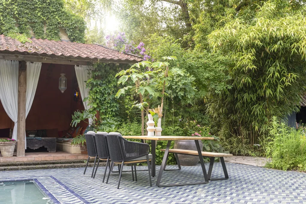 4 Seasons Outdoor Ravello tuinset met Basso tafel en bank Tuinset houtkleur weerbestendig