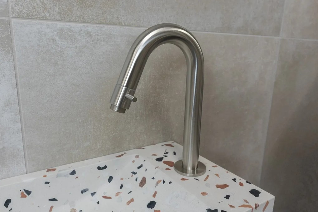 Saniclear Terrazzo fonteinset met gebogen kraan in RVS