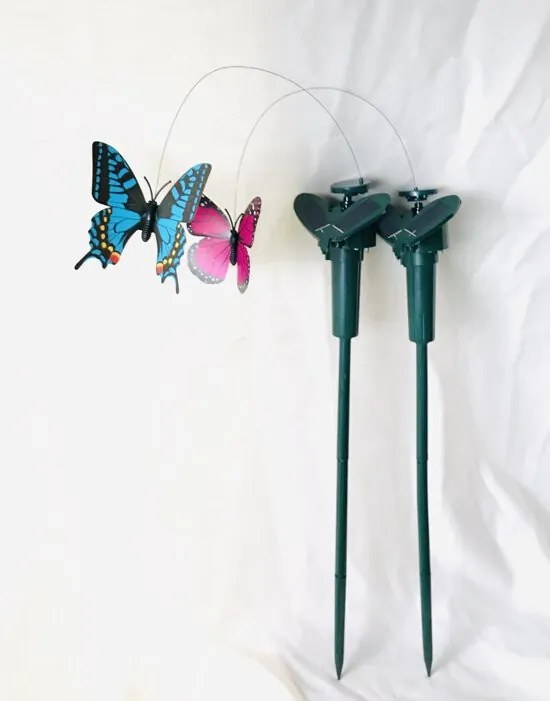 Vlinders die vliegen op solar zonne energie (werkt ook met batterij als er geen zon is). levensechte decoratieve fladderende vlinder op solar voor u thuis of in de tuin.prijs is per 2 sets (een 3# pruim rode & een 4#blauwe vlinders