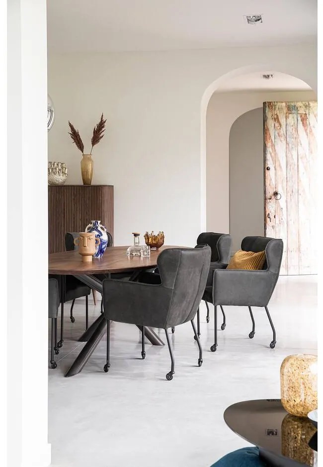 Goossens Excellent Eetkamerstoel Leogang zwart leer met armleuning en Zwart skater wiel met zwarte kapmet wielen, elegant chic