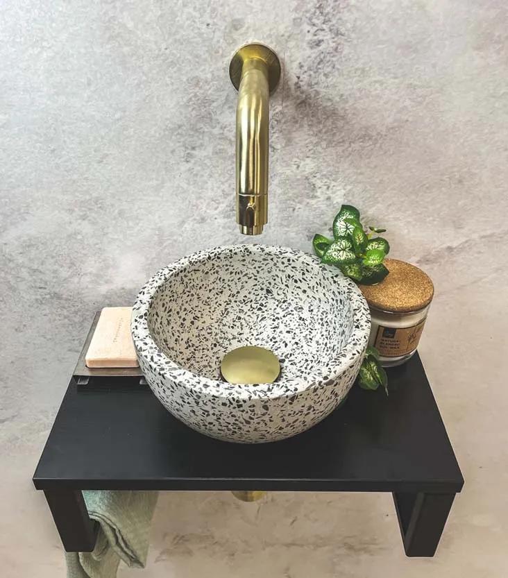 Saniclear Lovi fonteinset met zwart-witte terrazzo waskom en gouden kraan voor in het toilet