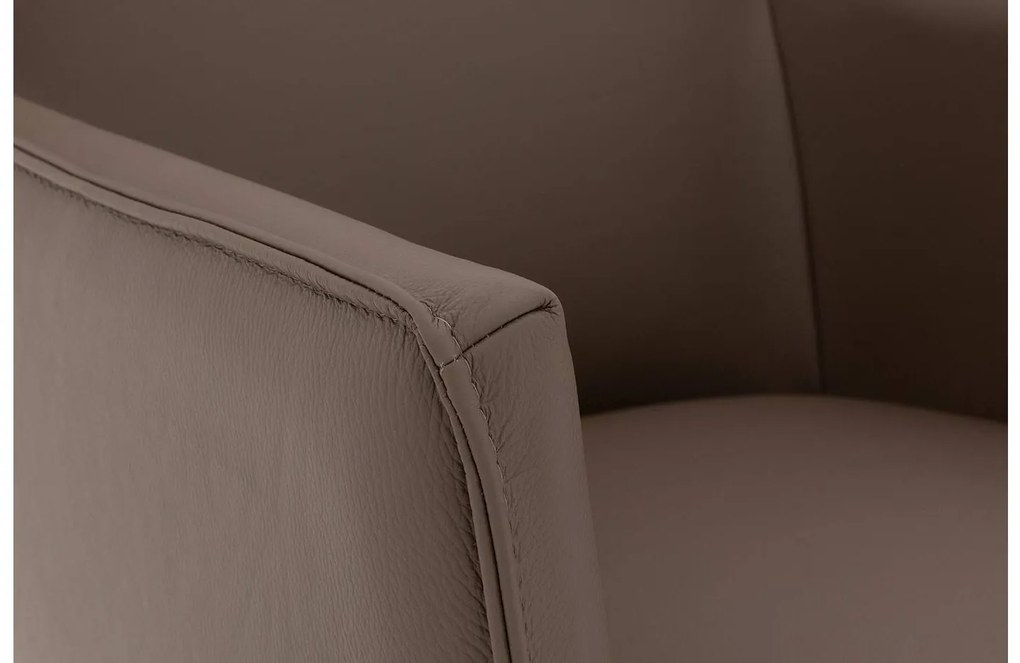 Goossens Excellent Eetkamerstoel Leogang bruin leer met armleuning en Zwart skater wiel met zwarte kapmet wielen, elegant chic