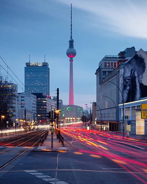 Foto Berlin cityscape with road traffic, spreephoto.de
