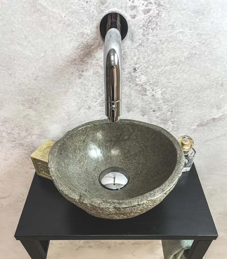 Saniclear Lovi fonteinset met rivierstenen waskom en chromen kraan voor in het toilet