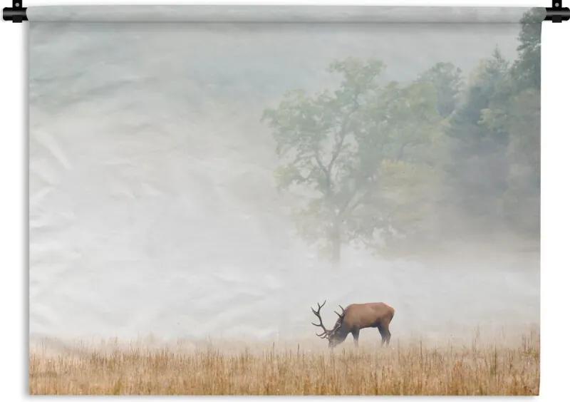 Wandkleed Eland - Een Eland die in weide staat met een mistig bos op achtergrond Wandkleed katoen 150x112 cm - Wandtapijt met foto