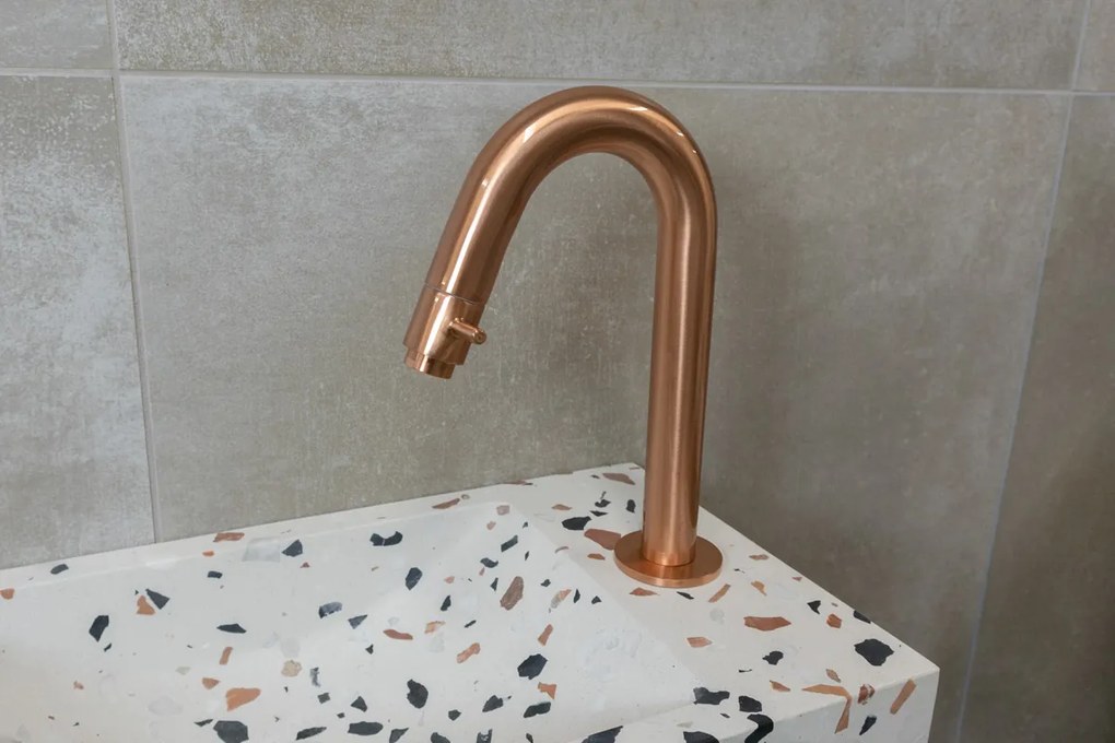 Saniclear Terrazzo fonteinset met gebogen kraan in geborsteld koper