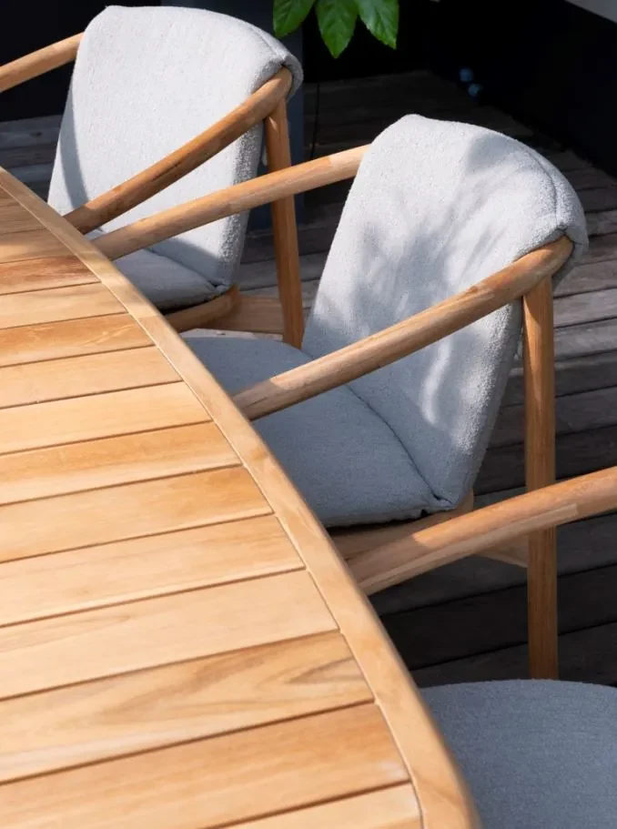 4 Seasons Outdoor Tess tuinset teak met Corsica tafel met kiezelvormig blad 240 x 130 cm Tuinset taupe weerbestendig