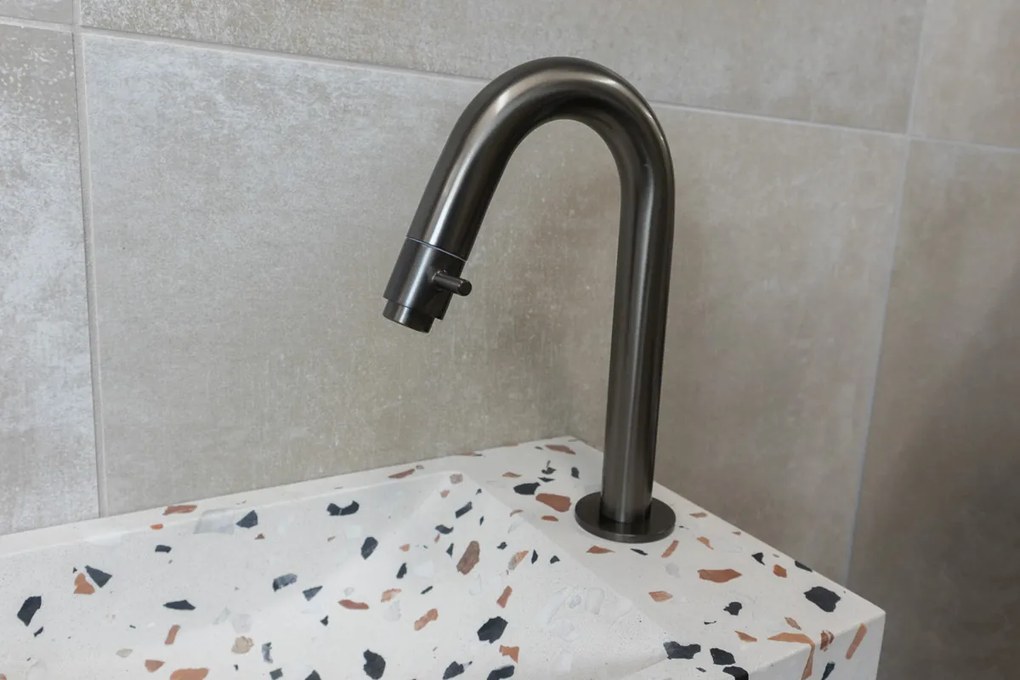 Saniclear Terrazzo fonteinset met gebogen kraan in gunmetal