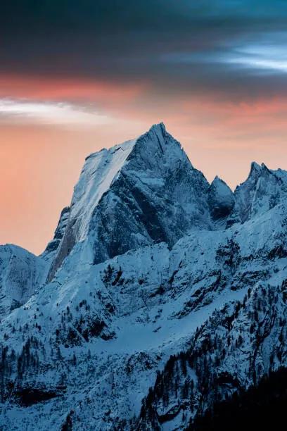 Kunstfotografie Dramatic sunrise over snowy peak Badile,, Roberto Moiola / Sysaworld, (26.7 x 40 cm)