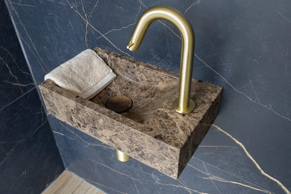 Saniclear Dark Emperador fonteinset met gebogen kraan in geborsteld messing