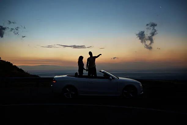Kunstfotografie Couple holding hands and looking at sunset, Klaus Vedfelt, (40 x 26.7 cm)