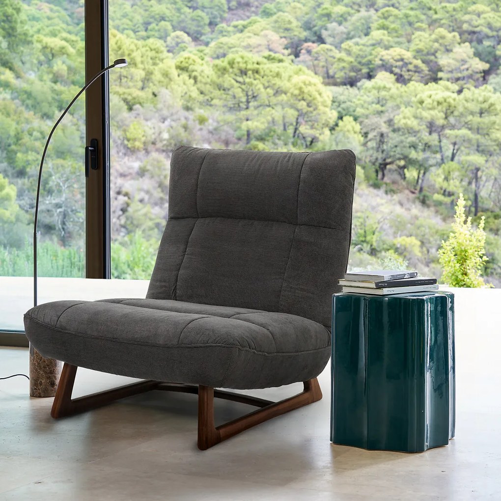 Fauteuil notenhout en geribd fluwelen stof, Lafar