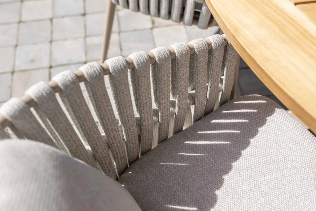 Taste by 4 Seasons Eva tuinset latte met teak Prado tafel Ø 160 cm en Lazy Susan Tuinset   beige weerbestendig