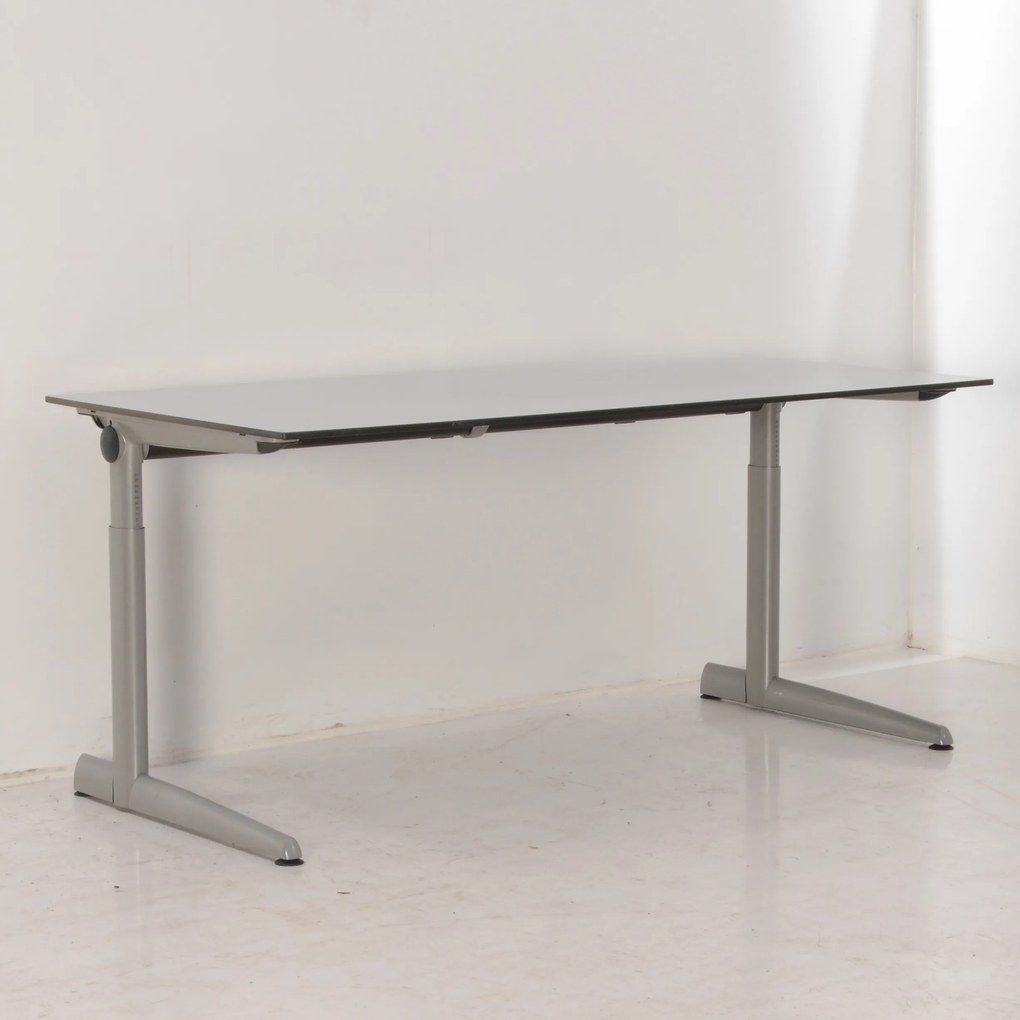 500 bureau, 160 x 80 cm, hoogte instelbaar onderstel, gespikkeld grijs blad