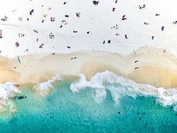 Kunstfotografie An aerial beach shot of people, Felix Cesare, (40 x 30 cm)