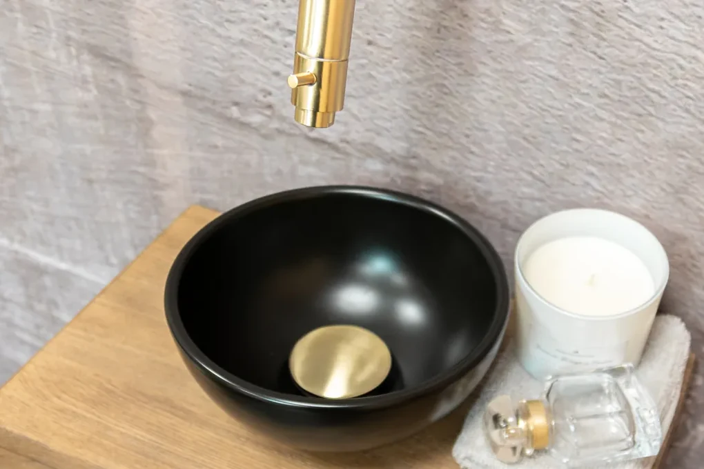 Saniclear Seba fonteinset met bruin eiken plank, zwarte waskom en gouden kraan voor in het toilet
