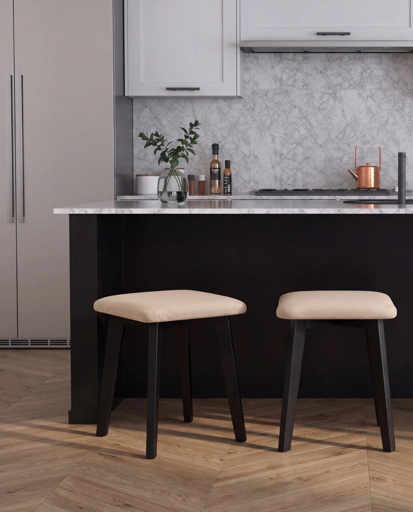Mazzoni MILO Beige (stof Storm 06)/zwart beuken onderstel - VIERKANTE GESTOFFEERDE KRUK VOOR KEUKEN/WOONKAMER