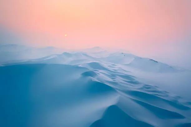 Kunstfotografie Snow covered desert sand dunes at sunset in winter, Xuanyu Han, (40 x 26.7 cm)