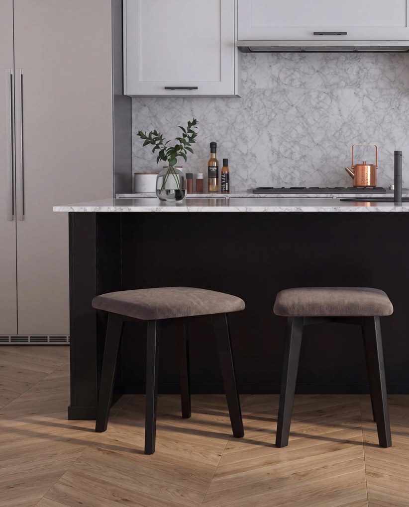 Mazzoni MILO Taupe Beige (stof Storm 26)/zwart beuken onderstel - VIERKANTE GESTOFFEERDE KRUK VOOR KEUKEN/WOONKAMER