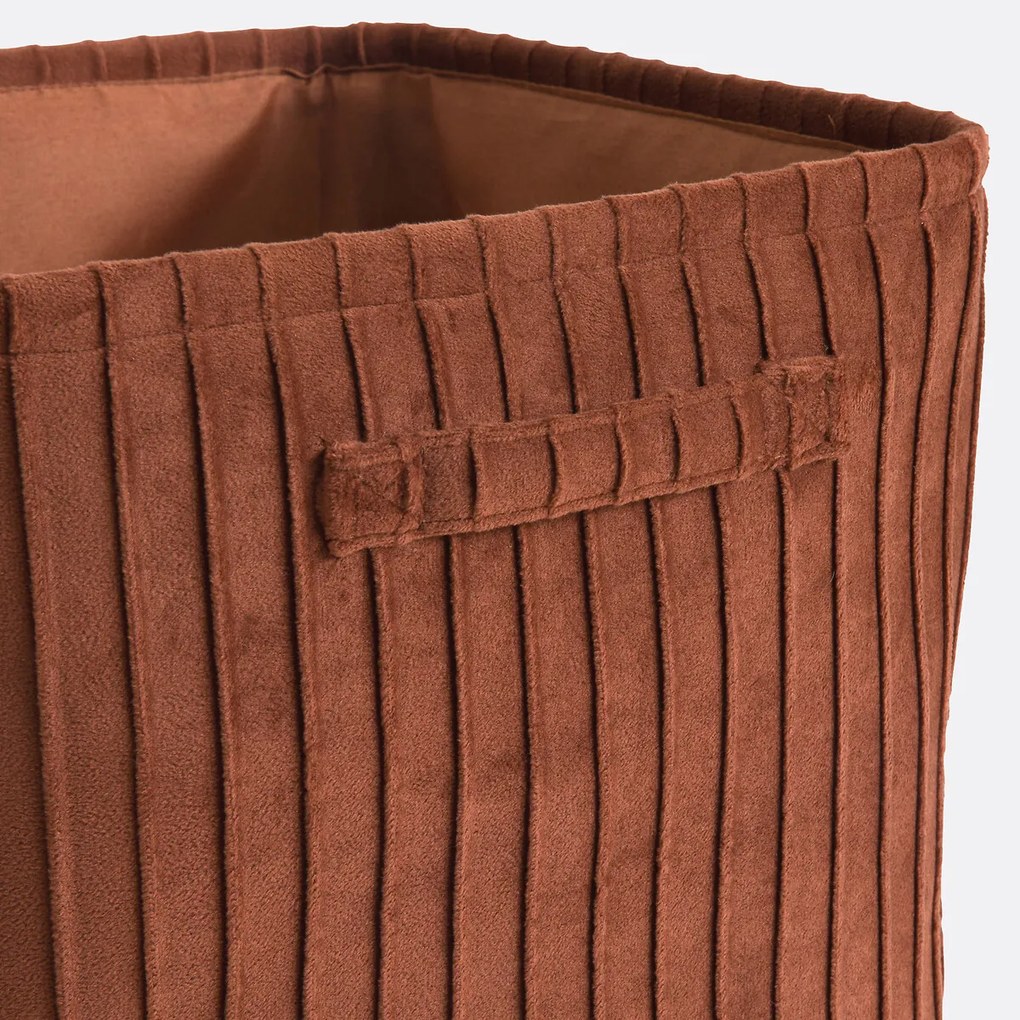Mand in plissé fluweel, Velvetas