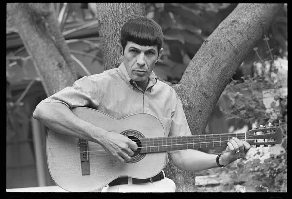 Foto Leonard Nimoy plays guitar, 1966, Suero, Orlando