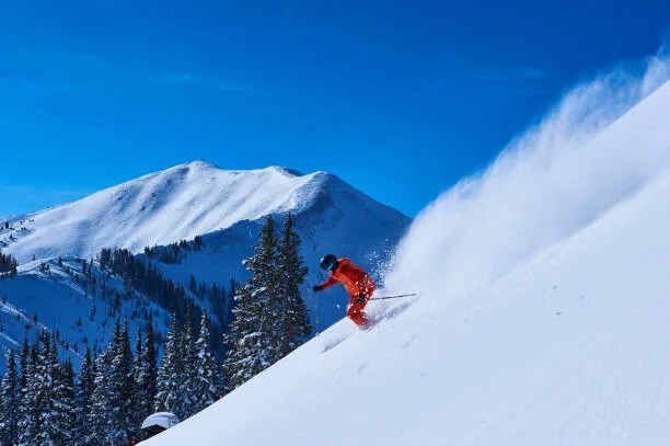 Foto Man skiing down steep snow covered, Jakob Helbig