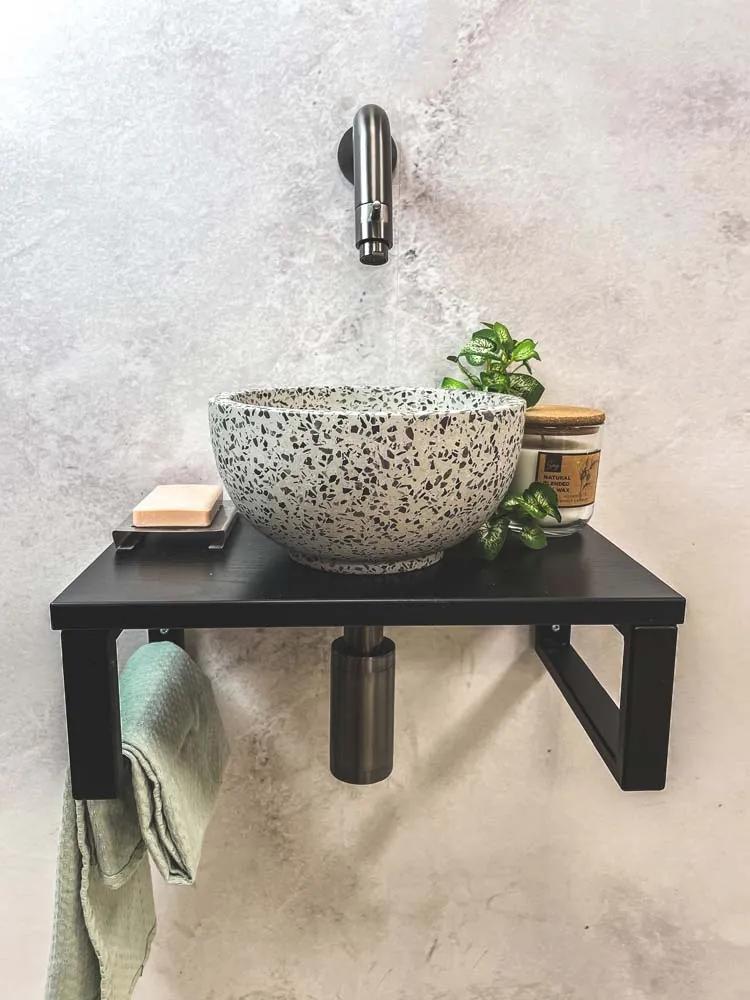 Saniclear Lovi fonteinset met zwart-witte terrazzo waskom en verouderd ijzeren kraan voor in het toilet