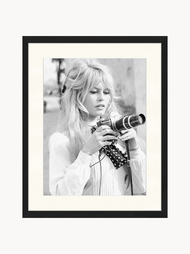 Ingelijste digitale print Brigitte With Her Camera