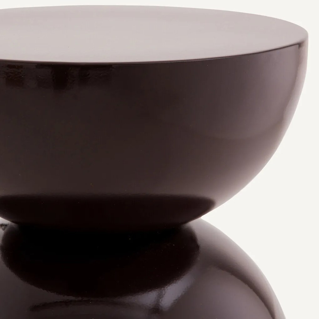 IJzeren bijzettafel, Rouva