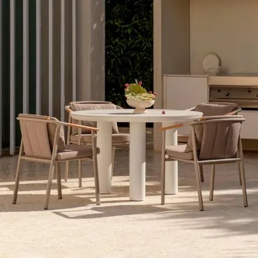 Ronde Tafelset Arken, Ø120 Cm, In Keramiek En Aluminium, En 4 Yervin Tuinstoelen Met Armleuningen, In Aluminium En Bouclé Stof. - Sklum