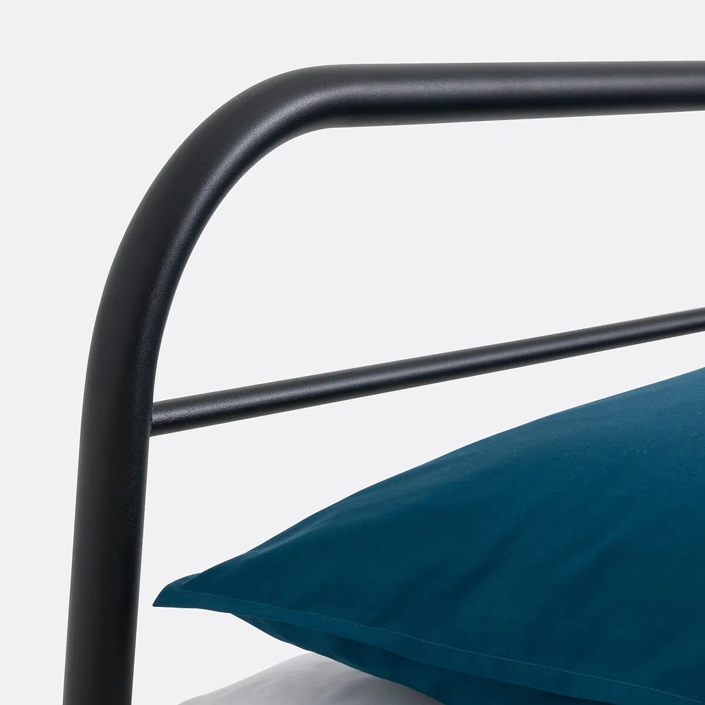 Bed in staal metaal, Cristo