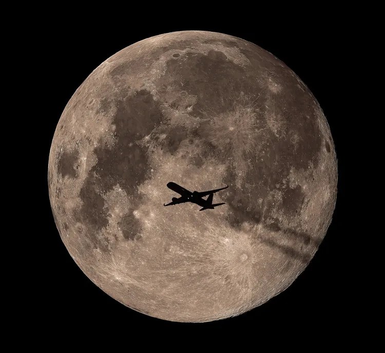 Foto Passing Through Full Moon, Mainak