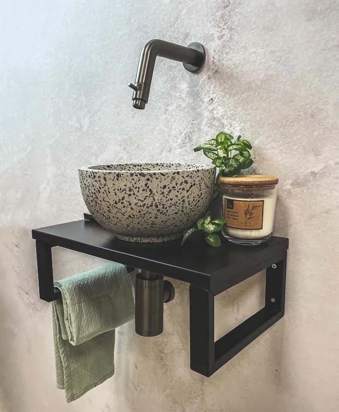 Saniclear Lovi fonteinset met zwart-witte terrazzo waskom en verouderd ijzeren kraan voor in het toilet