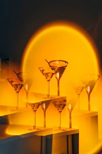 Foto Kaleidoscope martini cocktail in orange neon, Nitas