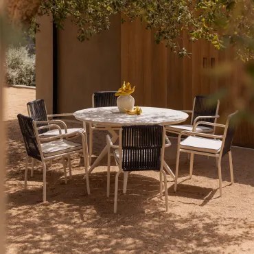 Ronde Tafelset Valerie, 125 Cm Diameter, En 6 Alberta Aluminium Tuinstoelen Met Armleuningen. Tapioca Beige & Marine Blauw - Sklum