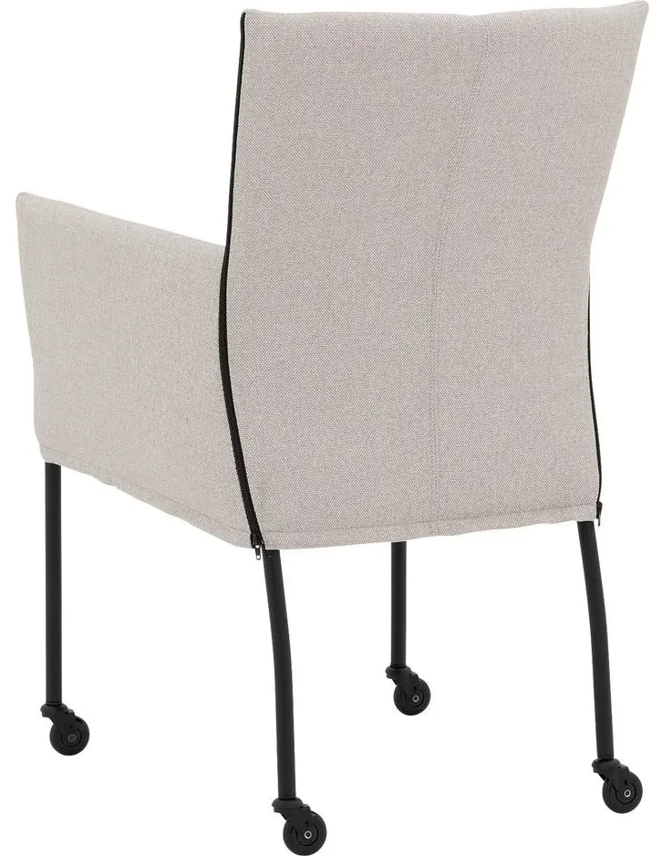 Goossens Eetkamerstoel Funk Zwarte Poten wit stof met armleuning en met wielenZwart skater wiel met zwarte kap, modern design