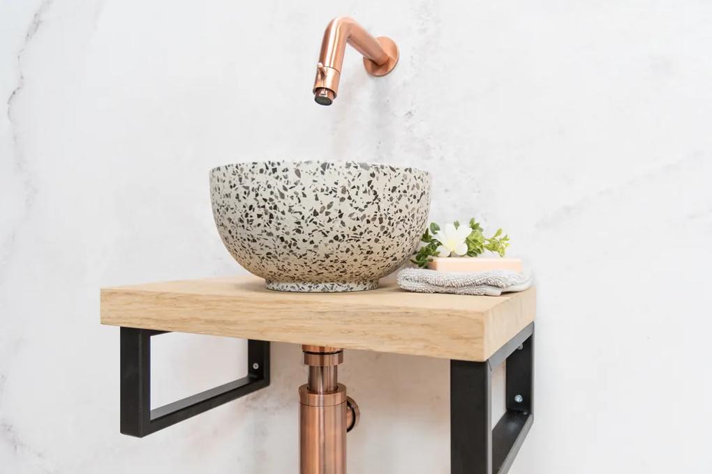 Saniclear Baru fonteinset met eiken plank, zwart-witte terrazzo waskom en koperen kraan voor in het toilet