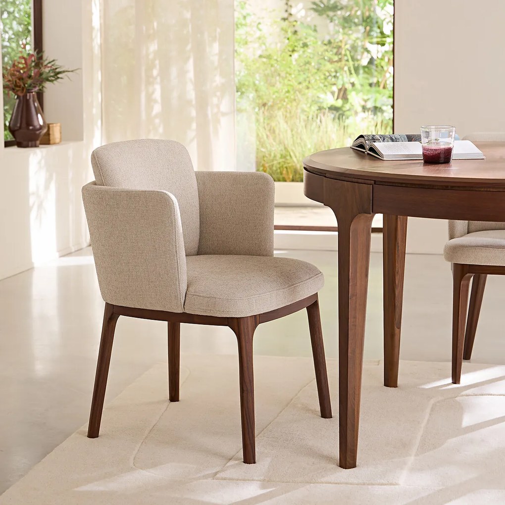 Tafel fauteuil met walnoten poten en Jabote gevlochten stof