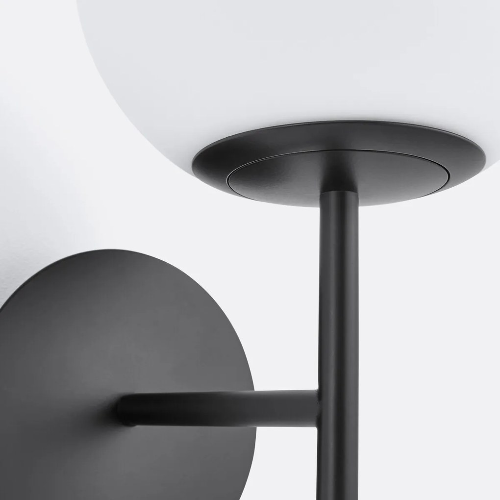 Wandlamp in metaal en opaline glas, Atea