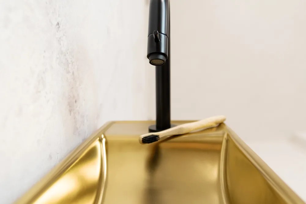 Saniclear Oro fonteinset mat goud met zwarte gebogen kraan rechts