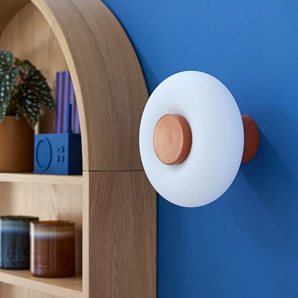 Wand- of plafondlamp, ijzer en opaline glas, diameter 21,5 cm, OMER