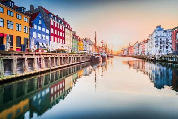 Kunstfotografie Copenhagen, Denmark. Nyhavn, Kobenhavn's iconic canal,, emicristea, (40 x 26.7 cm)